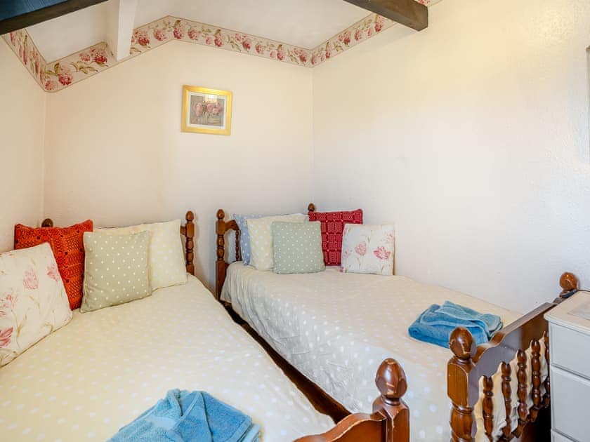 Twin bedroom | Ty Gwyn - Cefn Gorwydd Cottages, Gowerton, Gower