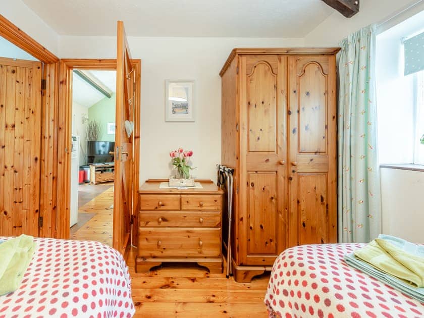 Twin bedroom | Ty Cae Mawr - Cefn Gorwydd Cottages, Gowerton, Gower