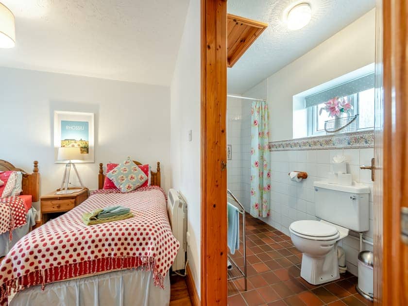 Twin bedroom | Ty Cae Mawr - Cefn Gorwydd Cottages, Gowerton, Gower