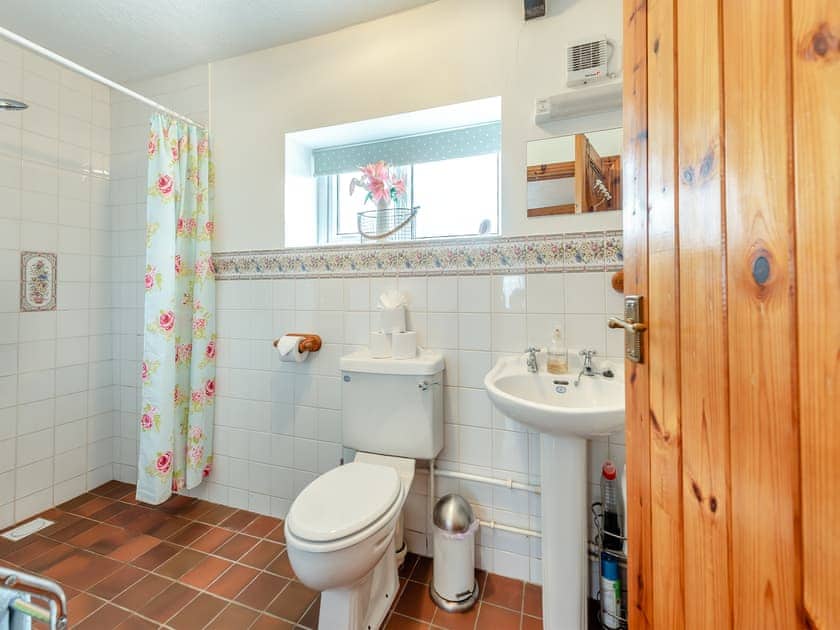 En-suite | Ty Cae Mawr - Cefn Gorwydd Cottages, Gowerton, Gower