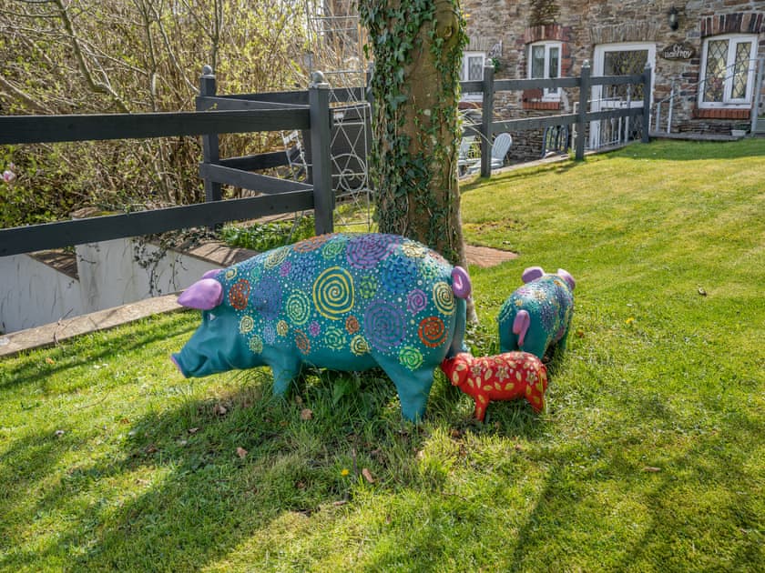 Garden and grounds | Ty Ysgubor - Cefn Gorwydd Cottages, Gowerton, Gower