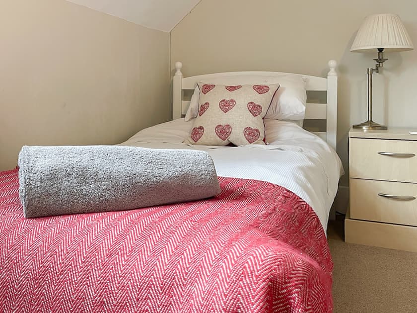 Good-sized twin bedroom | The Bothy, Lymington