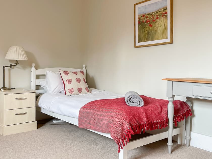 Relaxing twin bedroom | The Bothy, Lymington