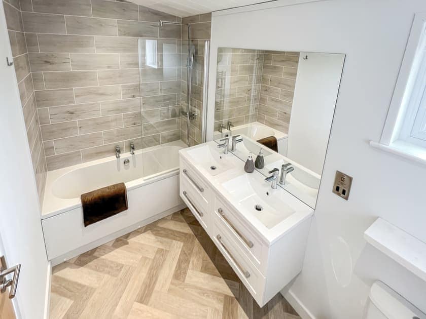 Master bedroom Ensuite | Hoburne, Bodmin