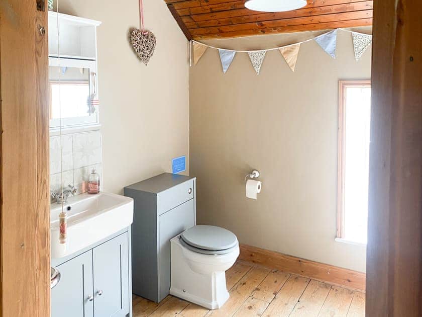 Bathroom | Beckside Cottage, Great Fryupdale