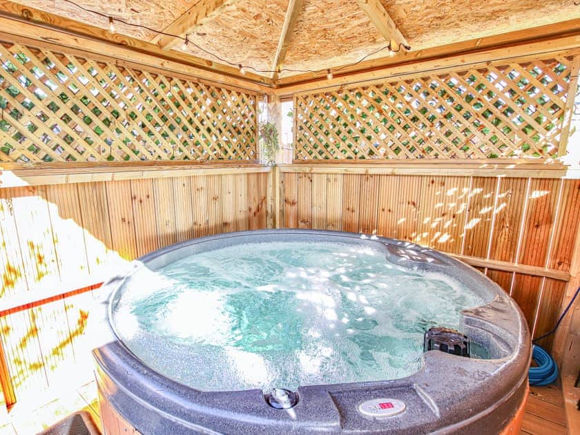 Hot tub | Back Pier Cottage, Gorleston-on-Sea- Great Yarmouth - Norfolk