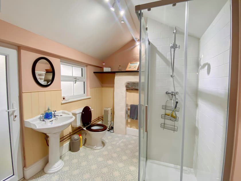 Bathroom | Bargoed, Minffordd