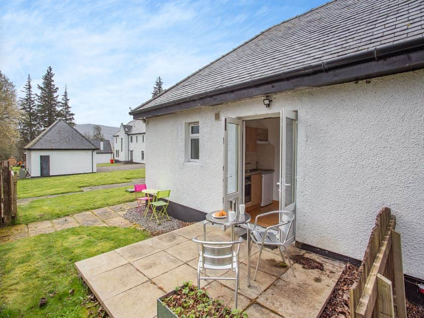 Sitting-out-area | Speed Cottage - Perfect Manors, Kirkhill, near Inverness