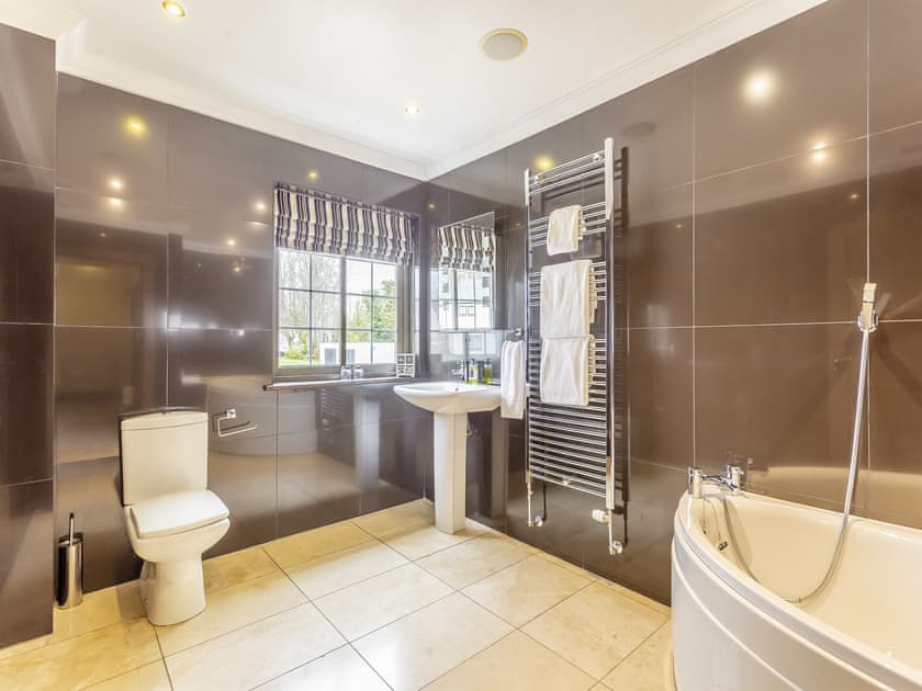 Bathroom | Stag Manor - Perfect Manors, Kirkhill, near Inverness