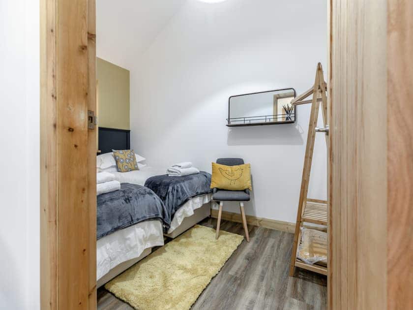 Twin bedroom | Shutlingsloe - Higher Capstone Farm Cottages, Mellor, near Marple