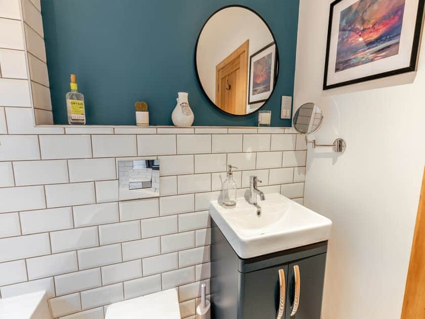 Bathroom | Shutlingsloe - Higher Capstone Farm Cottages, Mellor, near Marple