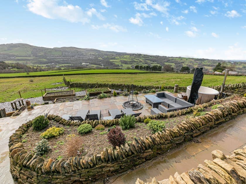 Garden and grounds | Shutlingsloe - Higher Capstone Farm Cottages, Mellor, near Marple