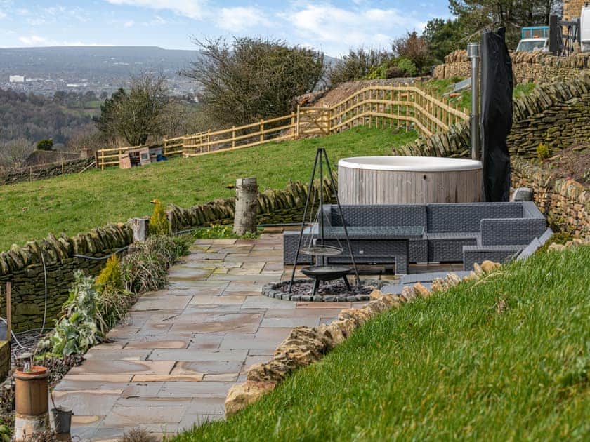 Hot tub | Shutlingsloe - Higher Capstone Farm Cottages, Mellor, near Marple