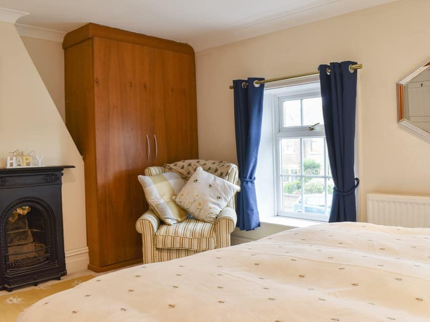 Double bedroom | Honeybee Cottage, Lytham