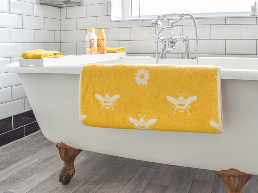 Bathroom | Honeybee Cottage, Lytham