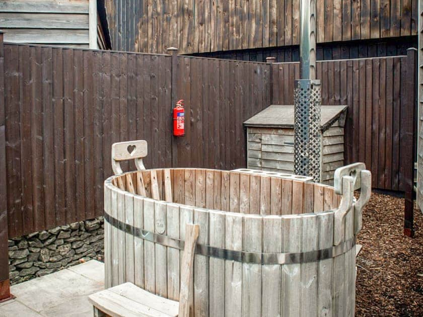 Hot tub | Digby’s Hut - Brosterfield Farm, Foolow, near Hope Valley