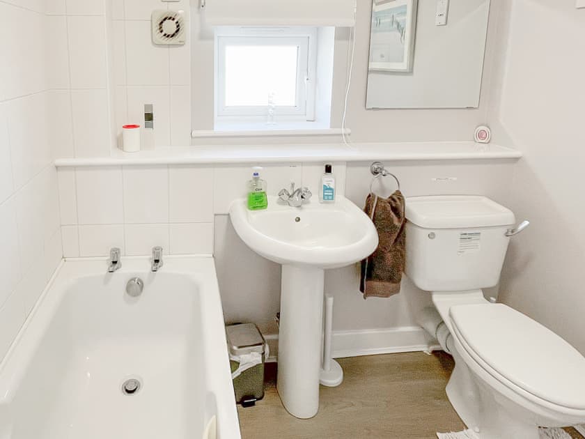 Bathroom | End Cliffe, Seahouses