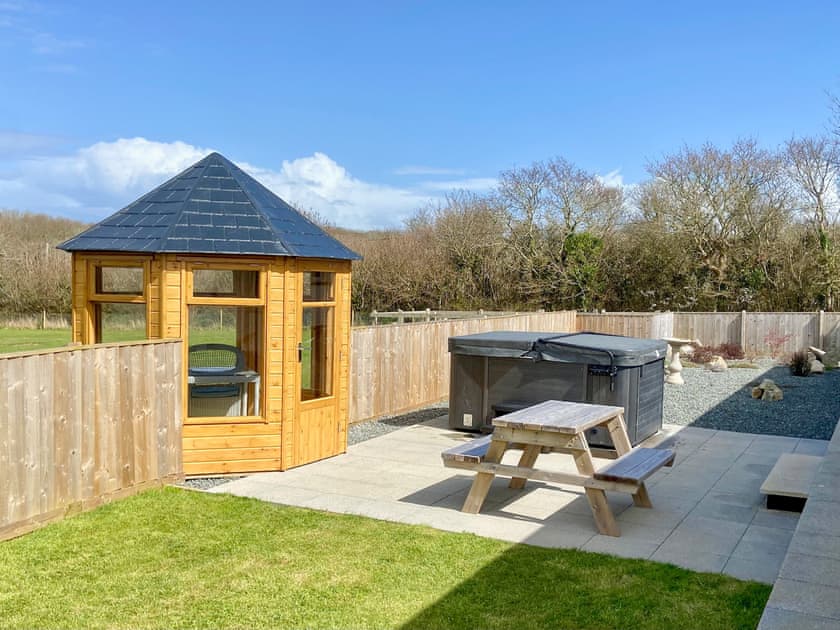 Garden with hot tub and summerhouse | Brambles Cottage, Helston
