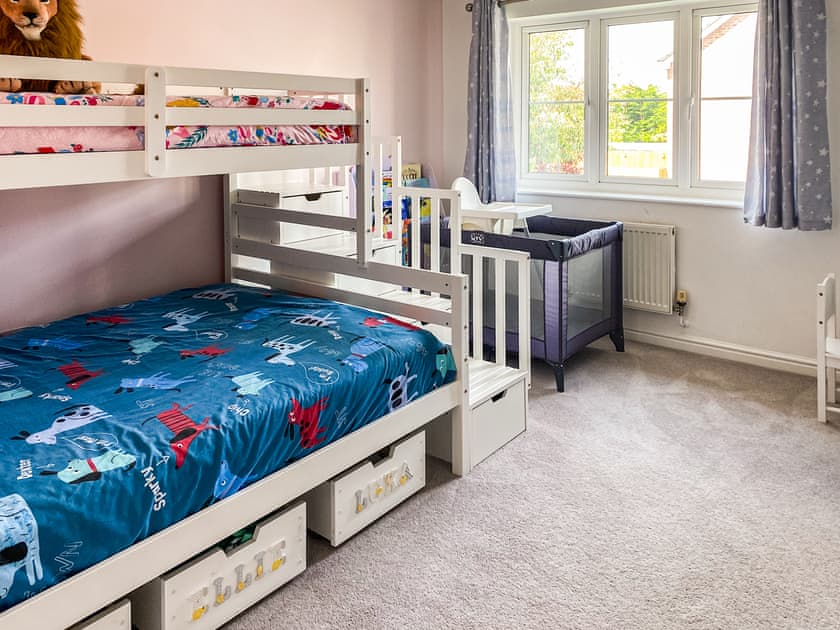 Bunk bedroom | Chestnut House, Bridgend