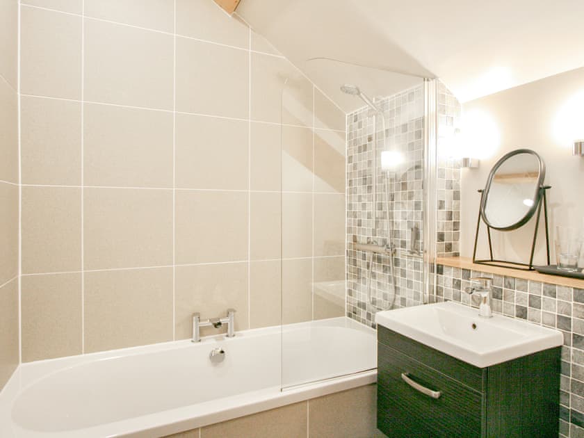 First floor bathroom with shower over bath  | The Oak Stall - Higher Blagrove Farm Cottages, East Worlington, near South Molton