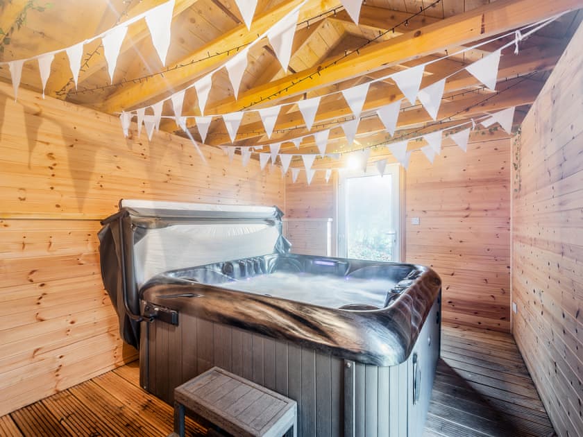 Hot tub | Eckford House - Eckford Cottages, Dunoon