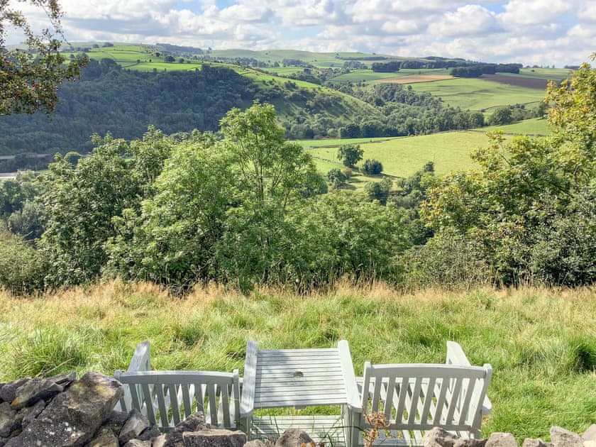 Farm trail behind the cottage  | Monk’s Memories - Monks Retreat, Tideswell, near Buxton