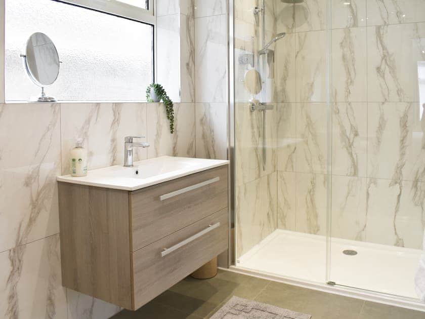 Ensuite Shower room 1, Jack and Jill | Pebble Cottage, Middleton-on-Sea, near Bognor Regis