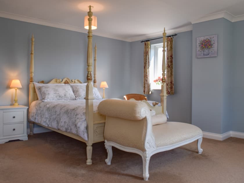 Four Poster bedroom | Meadowview, Shipton-on-Stour