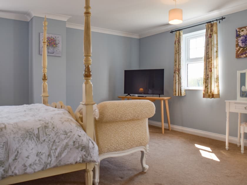 Four Poster bedroom | Meadowview, Shipton-on-Stour