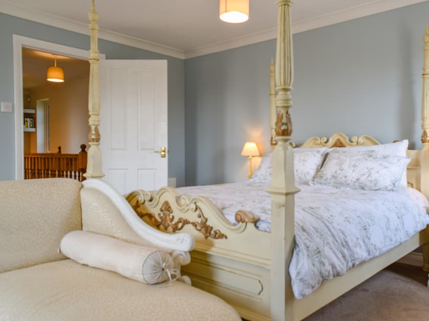 Four Poster bedroom | Meadowview, Shipton-on-Stour