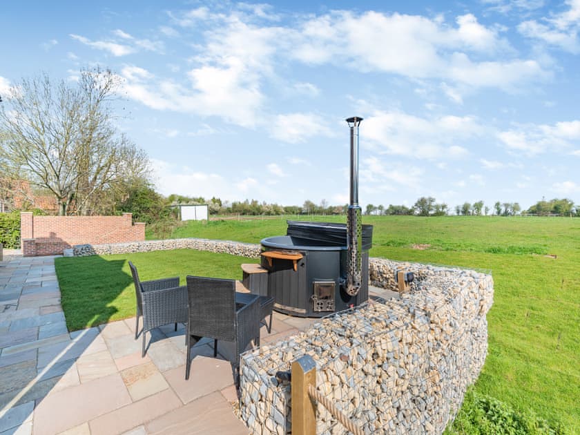 Hot tub | Horseshoe Cottage, South Leverton
