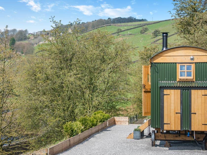 Setting | Keepers Hide - Wuthering Huts, Oldfield, near Keighley