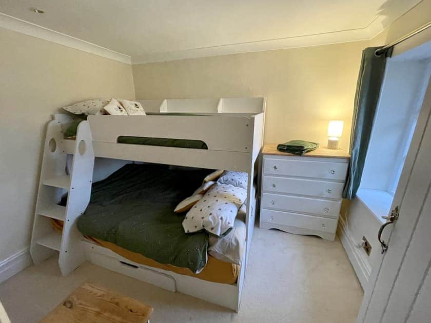 Bunk bedroom | Honeybee Cottage, Lytham