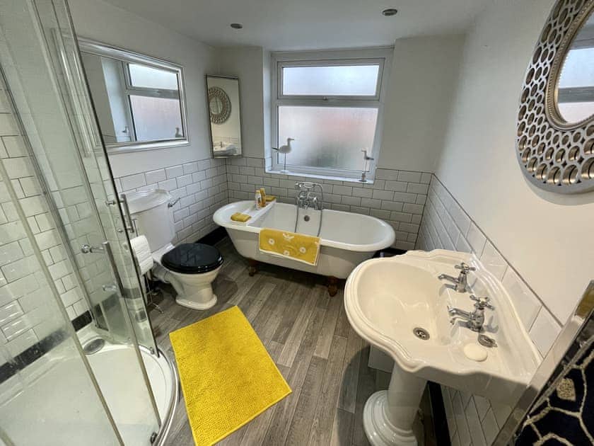 Bathroom | Honeybee Cottage, Lytham