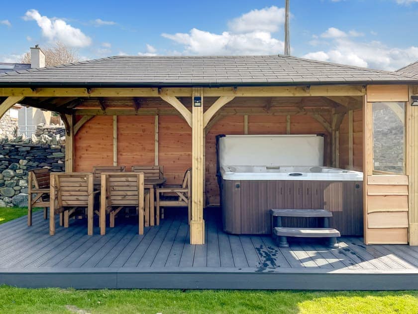 Hot tub | Yr Hen Weithdy, Llanllechid near?Bangor