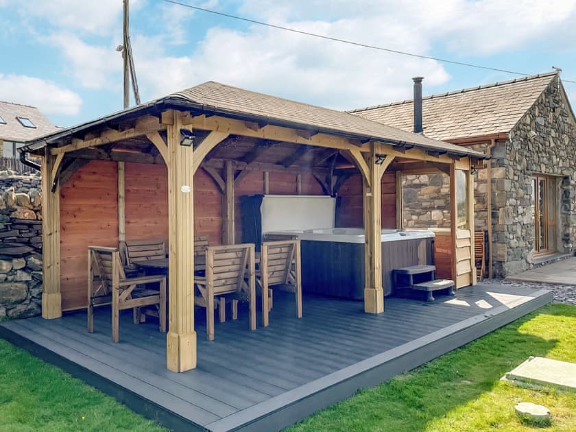 Hot tub | Yr Hen Weithdy, Llanllechid near?Bangor