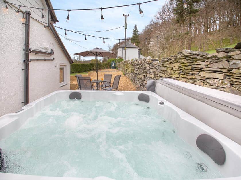 Hot tub | Frondeg, Capel Garmon, near Betws-y-Coed