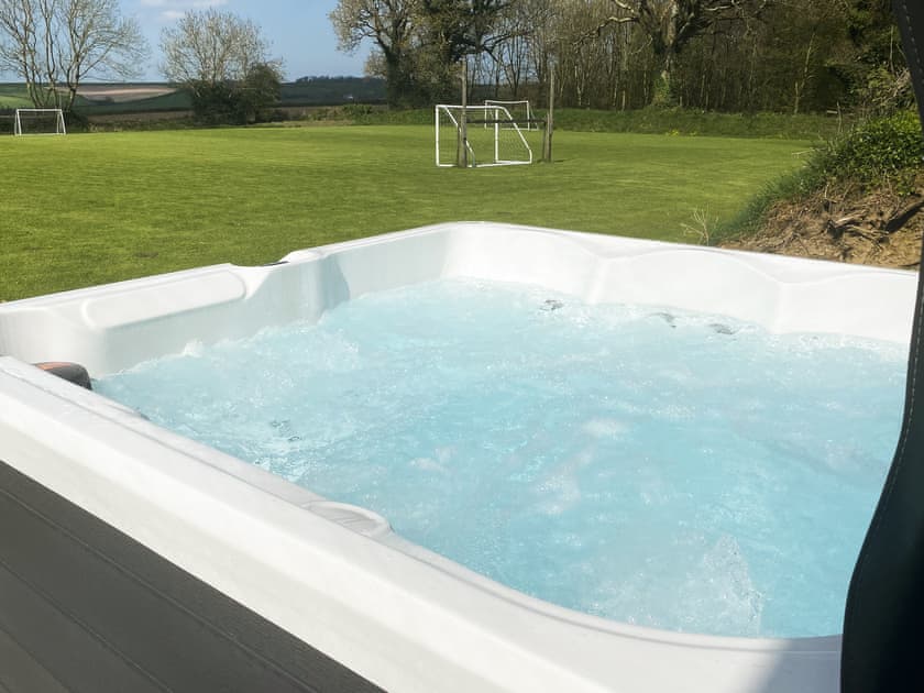 Hot tub | Tarka’s Holt Log Cabin - Stowford Lodge Holiday Cottages, Langtree, near Great Torrington