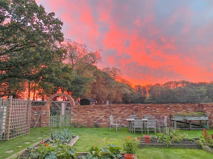 Garden with evening sunset | Shepherd’s Loft, Ewelme
