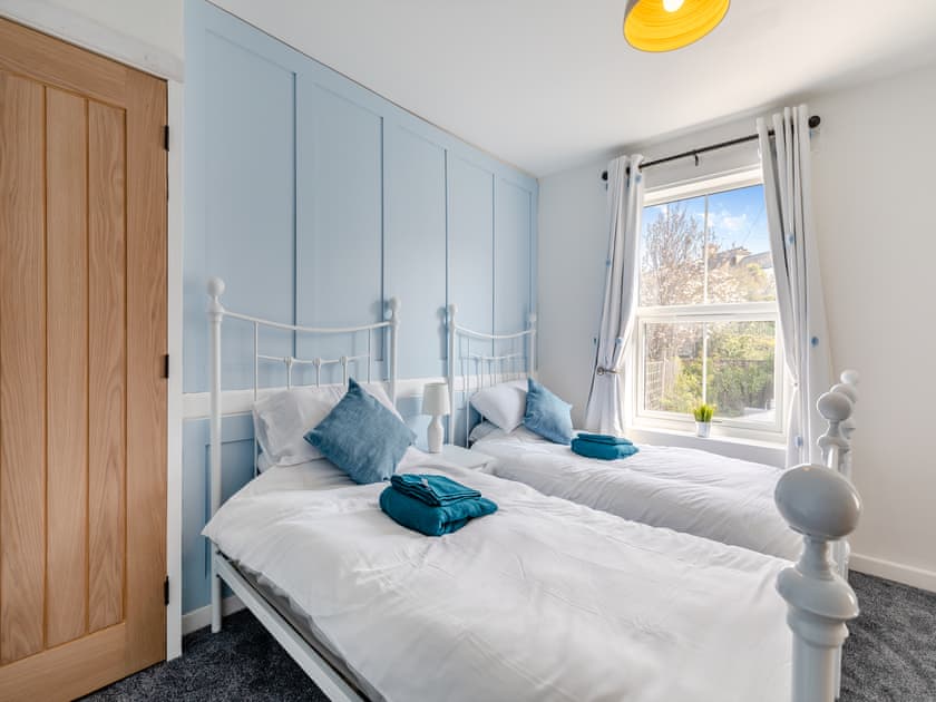 Twin bedroom | Primrose Cottage, Teignmouth