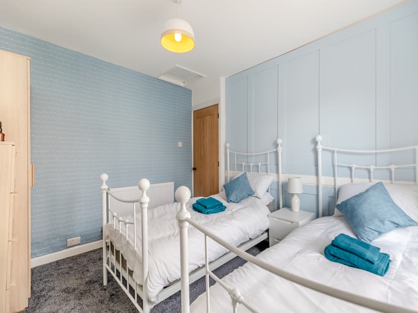 Twin bedroom | Primrose Cottage, Teignmouth