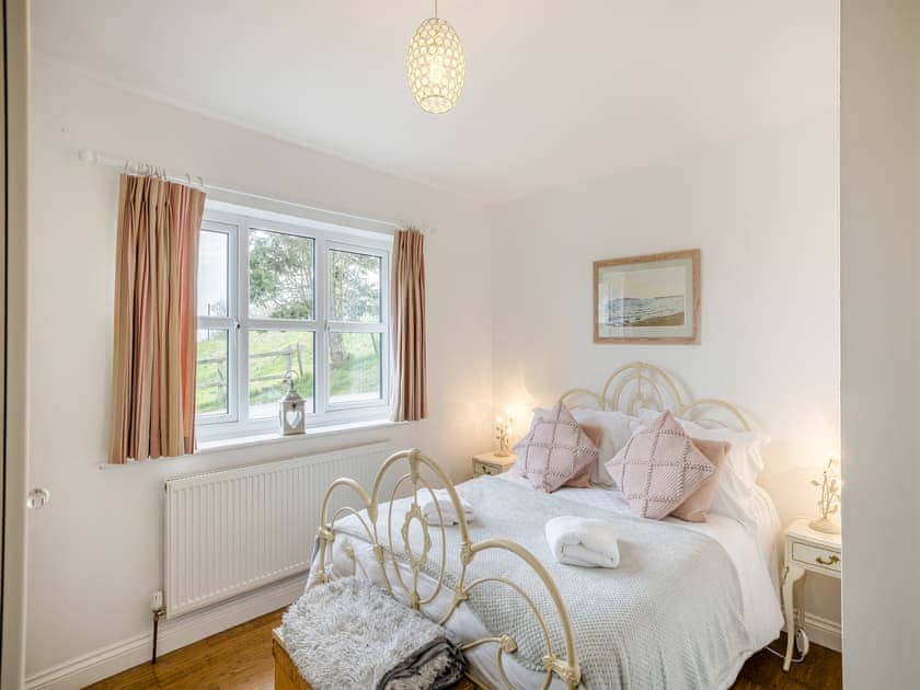 Ground floor en-suite double bedroom | Ty Newydd, Llanddona