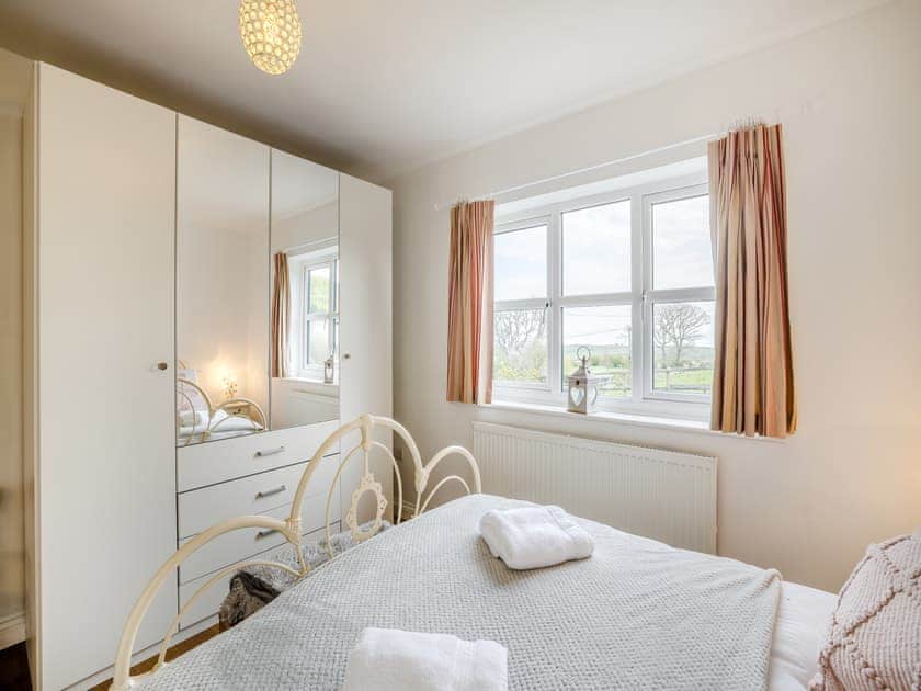 Ground floor en-suite double bedroom | Ty Newydd, Llanddona
