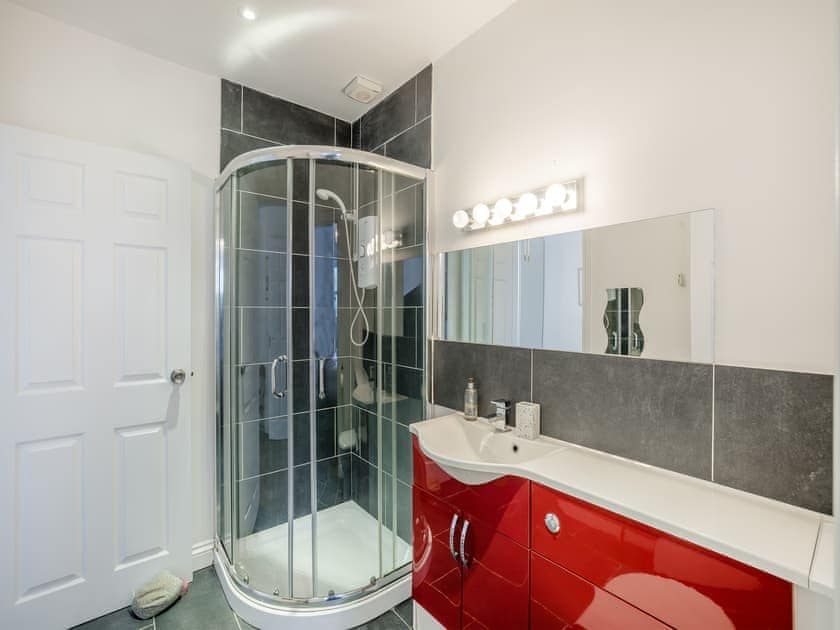 En-suite shared with ground floor twin bedroom | Ty Newydd, Llanddona