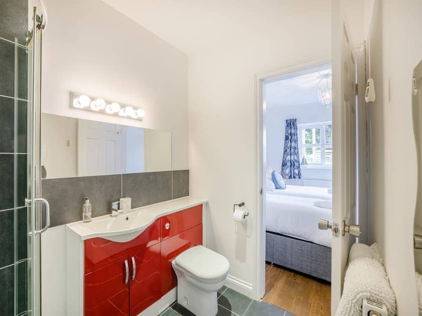 En-suite shared with ground floor twin bedroom | Ty Newydd, Llanddona