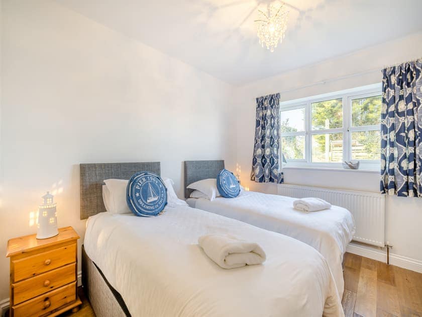 Ground floor twin bedroom | Ty Newydd, Llanddona