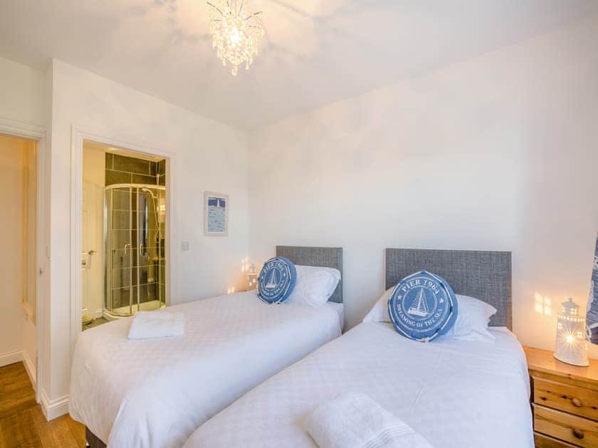 Ground floor twin bedroom | Ty Newydd, Llanddona