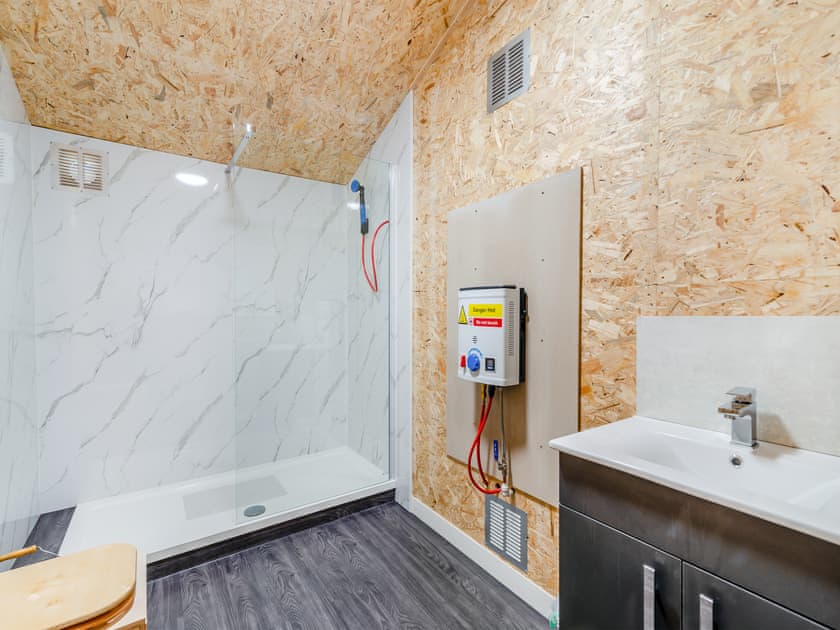 Shower room | Harans Vardo - Houghton Barn Farm, Altham