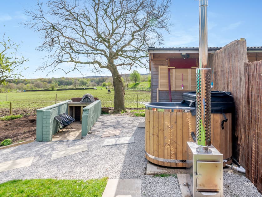 Hot tub | Harans Vardo - Houghton Barn Farm, Altham