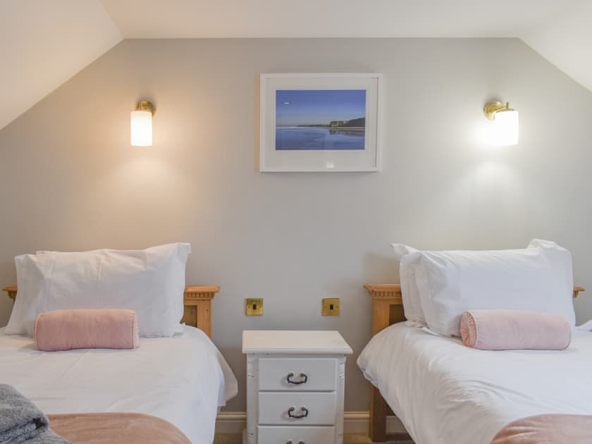 Twin bedroom | The Tallet Barn - Knowle Farm, Marhamchurch, near Bude